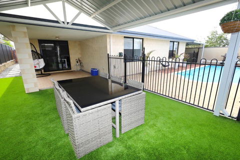 Family Holiday Home - Accommodation in Surfers Paradise 0