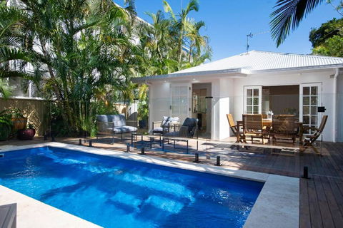 Genoa Beach House - Accommodation in Surfers Paradise 0