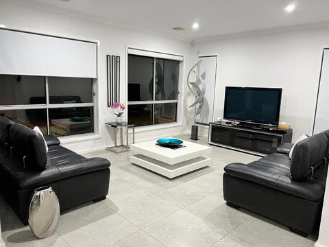 Gungahlin Luxe 5 Bedroom 2 Storey Home With Views Canberra - Accommodation in Surfers Paradise 1
