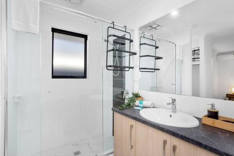 Guildford Family Hideaway - Accommodation in Surfers Paradise 2