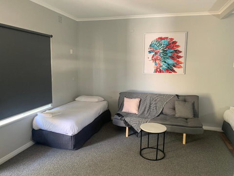 Hello Adelaide Motel And Apartments - Accommodation in Surfers Paradise 2