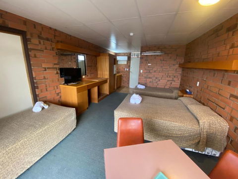 Hawker Hotel Motel - Accommodation in Surfers Paradise 1