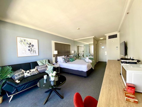 High Floor Ocean View King Studio With Free Wi-Fi - Accommodation in Surfers Paradise 3