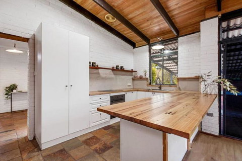 Hillside Retreat- Your Tranquil Home Away - Accommodation in Surfers Paradise 1