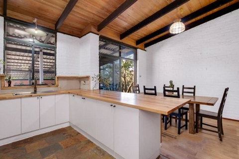 Hillside Retreat- Your Tranquil Home Away - Accommodation in Surfers Paradise 3