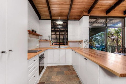 Hillside Retreat- Your Tranquil Home Away - Accommodation in Surfers Paradise 2