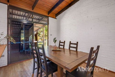 Historical Cottage In The Hills - Accommodation in Surfers Paradise 1