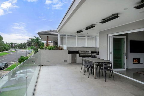 Henley Haven Private BBQ Terrace - Accommodation in Surfers Paradise 2