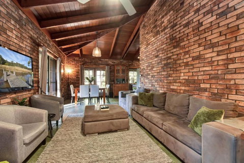 Hunter Valley Kangaroo Retreat With 60 Kangaroos - Accommodation in Surfers Paradise 3