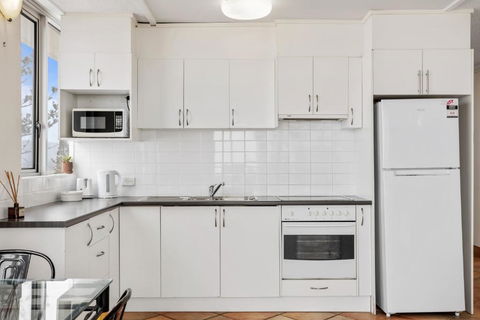 Impressive Waterfront At Chateau Beachside Resort - Accommodation in Surfers Paradise 3