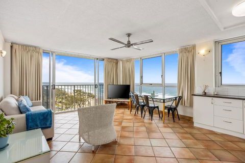 Impressive Waterfront At Chateau Beachside Resort - Accommodation in Surfers Paradise 0