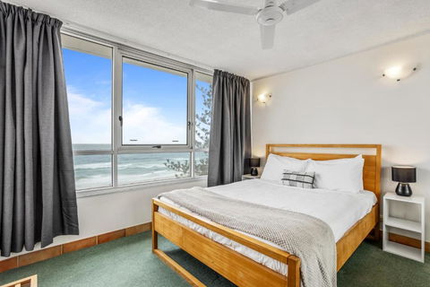 Impressive Waterfront At Chateau Beachside Resort - Accommodation in Surfers Paradise 2