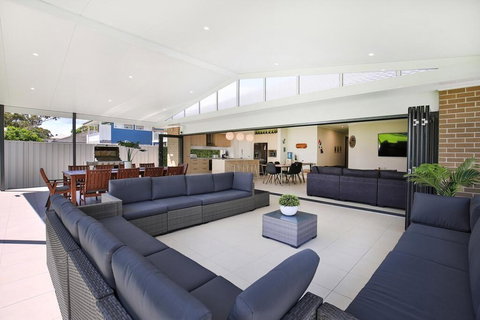 Adriatic Jervis Bay - 2 Min Walk To Beach - Family Friendly - Accommodation in Surfers Paradise 0