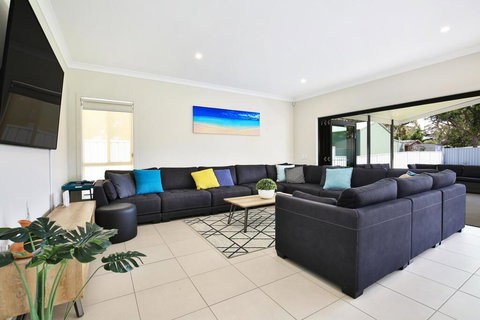 Adriatic Jervis Bay - 2 Min Walk To Beach - Family Friendly - Accommodation in Surfers Paradise 1