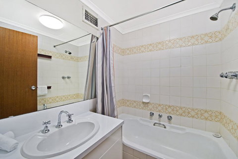 Akuna 14, 6 Joffre Street, - Accommodation in Surfers Paradise 3