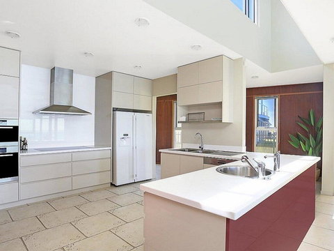 Albatross - Whale Watch From The House - Accommodation in Surfers Paradise 2