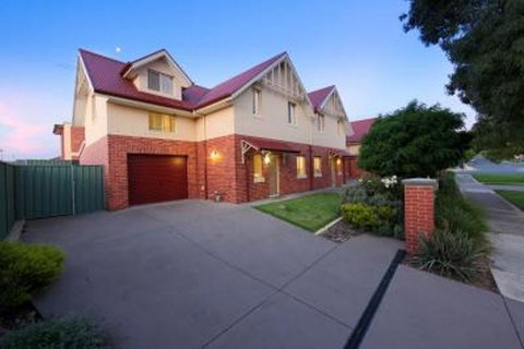 Albury Suites - Schubach Street - Accommodation in Surfers Paradise 0