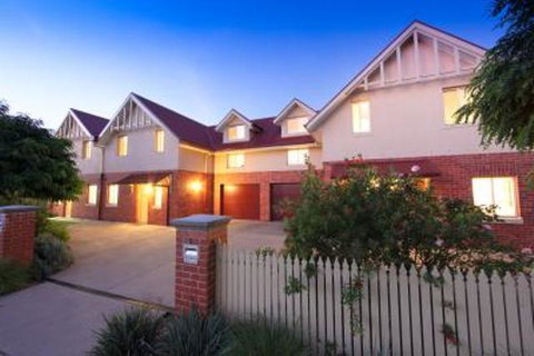 Albury Suites - Schubach Street - Accommodation in Surfers Paradise 1