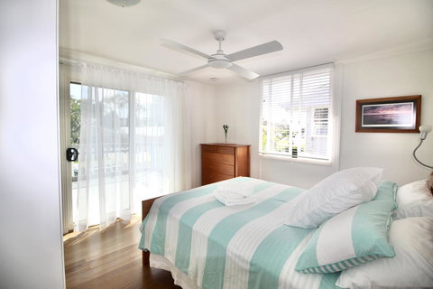 Aloha Alex Beach House Pet-friendly- 450m To The Beach - Accommodation in Surfers Paradise 0