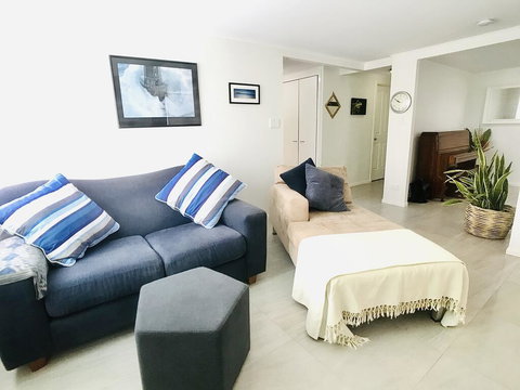 Aloha Alex Beach House Pet-friendly- 450m To The Beach - Accommodation in Surfers Paradise 2