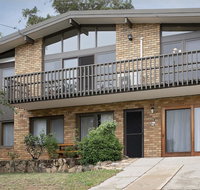 Alpine House - Views over Lake Jindabyne and the Snowy Mountains - Accommodation in Surfers Paradise