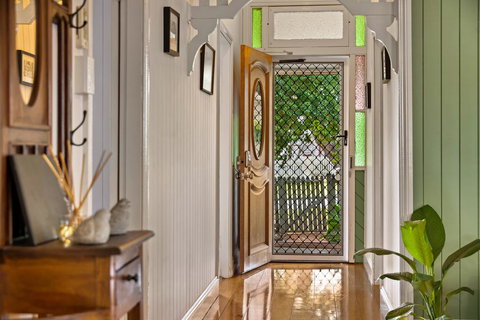 Ambiente Cottage - Pet And Family Friendly - Accommodation in Surfers Paradise 1