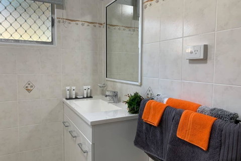 Andergrove Home With A Garden View-Wi-fi & Netflix - Accommodation in Surfers Paradise 1