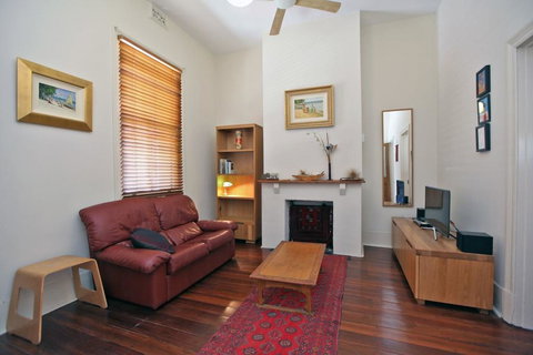 Art On Attfield - Cute Heritage 1 Bedroom Stone Cottage - Accommodation in Surfers Paradise 1