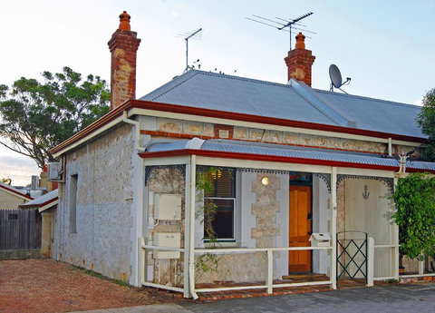 Art On Attfield - Cute Heritage 1 Bedroom Stone Cottage - Accommodation in Surfers Paradise 0