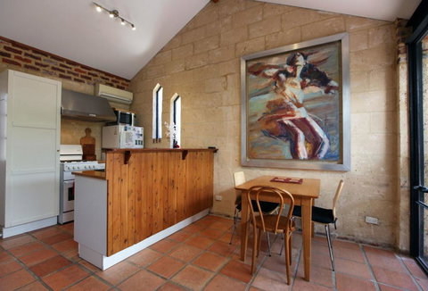 Art On Attfield - Cute Heritage 1 Bedroom Stone Cottage - Accommodation in Surfers Paradise 3