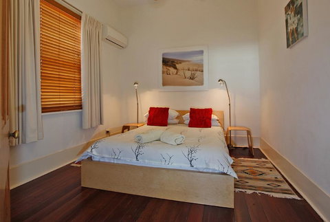 Art On Attfield - Cute Heritage 1 Bedroom Stone Cottage - Accommodation in Surfers Paradise 2