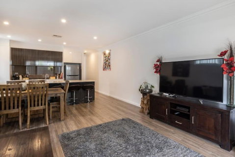 Luxury Home In Christies Beach With King Bed, NBN, Netflix, 3Bed 2Bath - Accommodation in Surfers Paradise 1