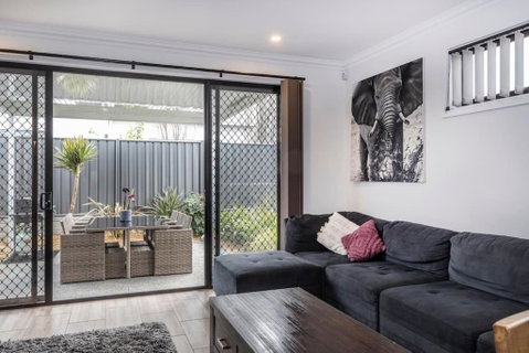 Luxury Home In Christies Beach With King Bed, NBN, Netflix, 3Bed 2Bath - Accommodation in Surfers Paradise 2