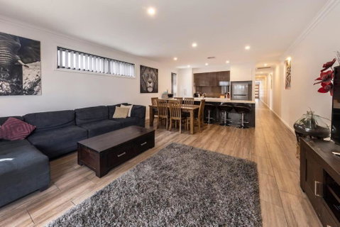 Luxury Home In Christies Beach With King Bed, NBN, Netflix, 3Bed 2Bath - Accommodation in Surfers Paradise 3