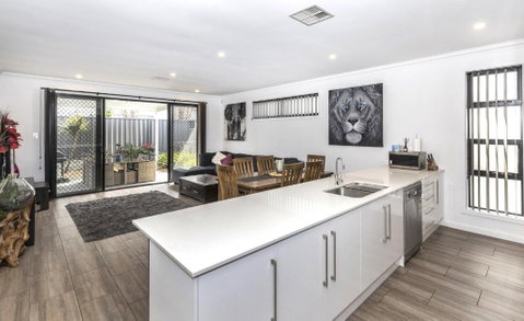Luxury Home In Christies Beach With King Bed, NBN, Netflix, 3Bed 2Bath - Accommodation in Surfers Paradise 0