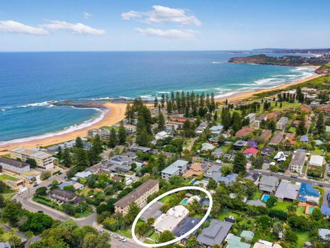 Luxury Beach House - Footsteps To Beach - Accommodation in Surfers Paradise 0