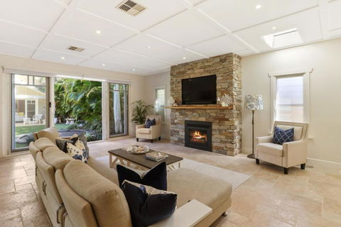 Luxury Beach House - Footsteps To Beach - Accommodation in Surfers Paradise 1