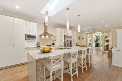 Luxury Beach House - Footsteps To Beach - Accommodation in Surfers Paradise 3