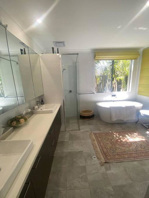 Luxury Executive Home With Pool - Accommodation in Surfers Paradise 1