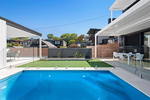 Luxury NEW 5BDRM Oasis With Heated Pool - Accommodation in Surfers Paradise 0