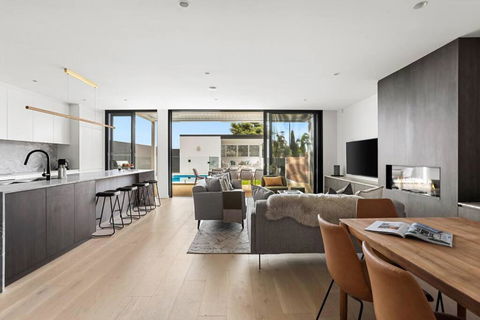 Luxury NEW 5BDRM Oasis With Heated Pool - Accommodation in Surfers Paradise 1