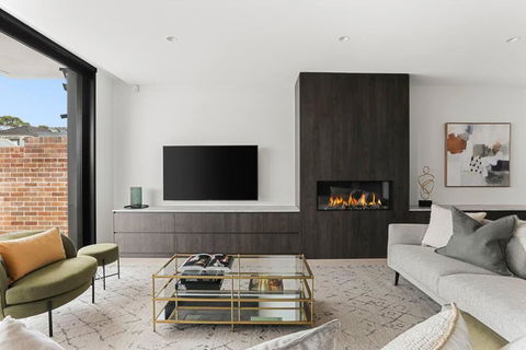 Luxury NEW 5BDRM Oasis With Heated Pool - Accommodation in Surfers Paradise 3