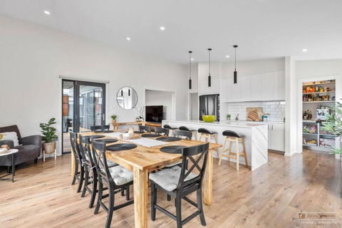 Magnificent Home, Water Views - Accommodation in Surfers Paradise 1
