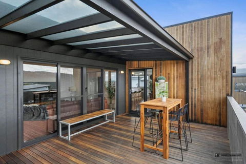 Magnificent Home, Water Views - Accommodation in Surfers Paradise 2