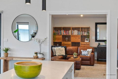 Magnificent Home, Water Views - Accommodation in Surfers Paradise 3