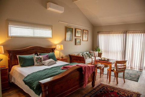 Meander Retreat - The Green Room - Accommodation in Surfers Paradise 0