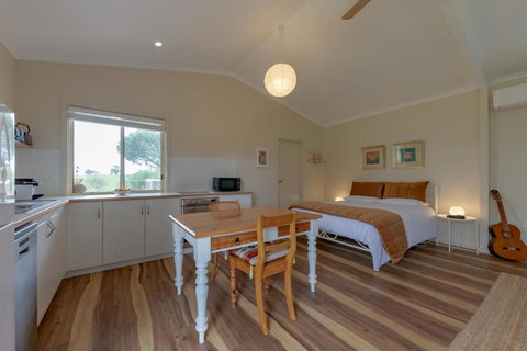 Meander Retreat - Garden Studio - Accommodation in Surfers Paradise 2