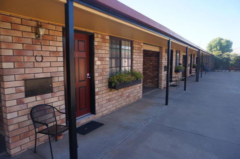 Miles Outback Motel - Accommodation in Surfers Paradise 0