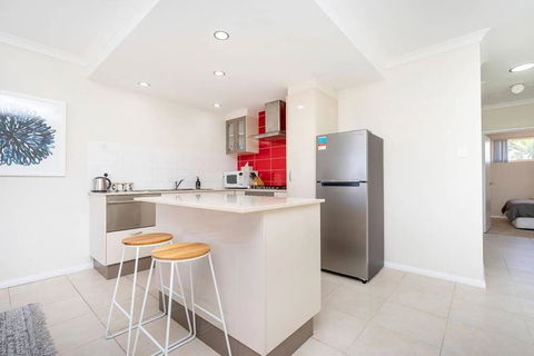 Modern Midland Retreat 2br 1 Bth - Accommodation in Surfers Paradise 0