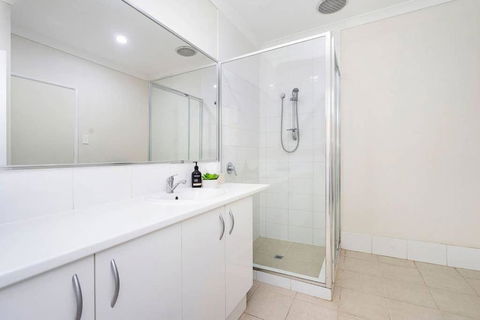 Modern Midland Retreat 2br 1 Bth - Accommodation in Surfers Paradise 2